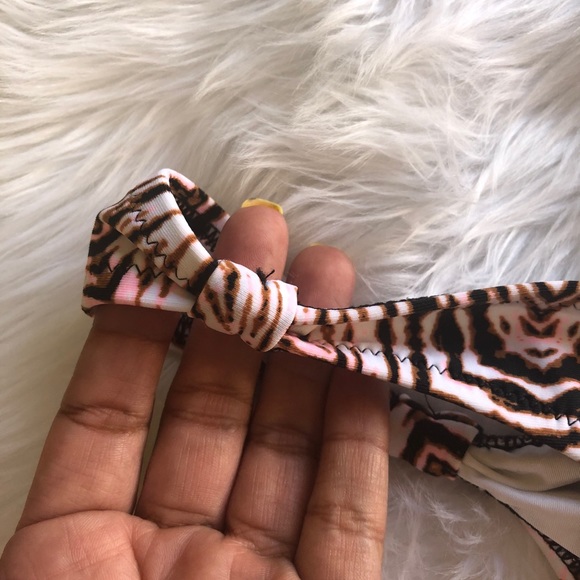 Volcom swimsuit bottoms - Picture 5 of 6